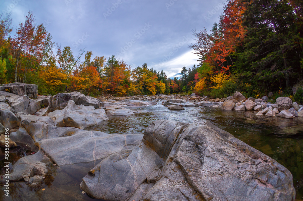 Obraz premium Autumn on the swift river