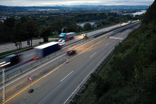 Baustelle auf der Autobahn A 48 bei Bendorf am Rhein mit Fahrbahnsperrung und einspuriger Verkehrsf  hrung   ber die Gegenfahrbahn - Stockfoto