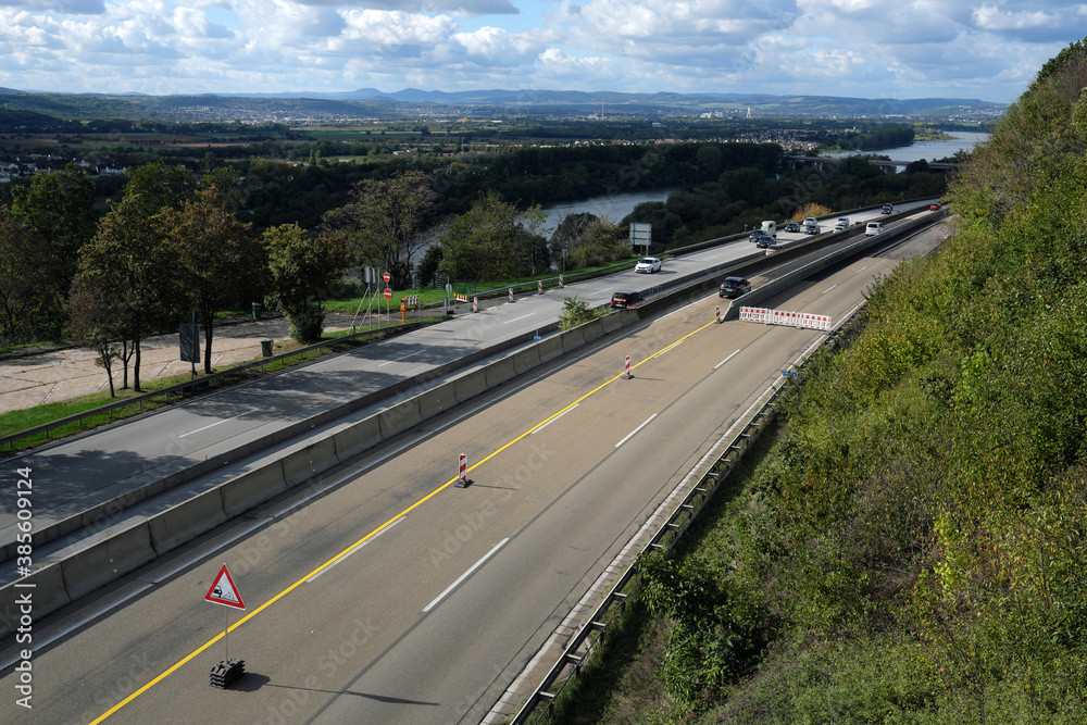 Baustelle auf der Autobahn A 48 bei Bendorf am Rhein mit Fahrbahnsperrung und einspuriger Verkehrsführung über die Gegenfahrbahn - Stockfoto