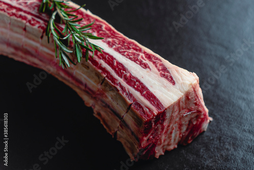 Short Rib asado de tira de res vaca carne roja en fondo negro con romero
