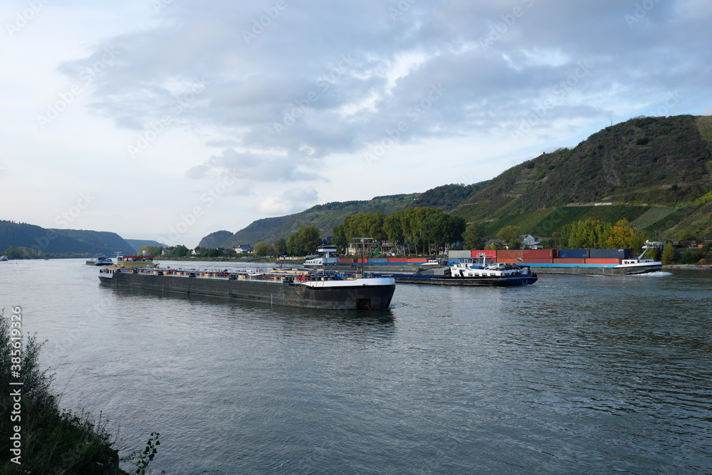 Binnenschiffe auf dem Rhein bei Leutesdorf im Mittelrheintal in Rheinland-Pfalz - Stockfoto Binnenschiffe auf dem Rhein bei Leutesdorf im Mittelrheintal in Rheinland-Pfalz - Stockfoto