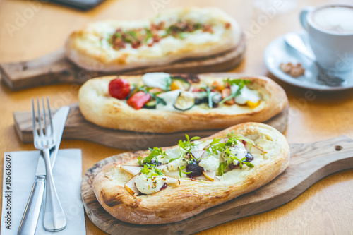 Frische Italienische Focaccia mit verschiedenen Gem  sen.