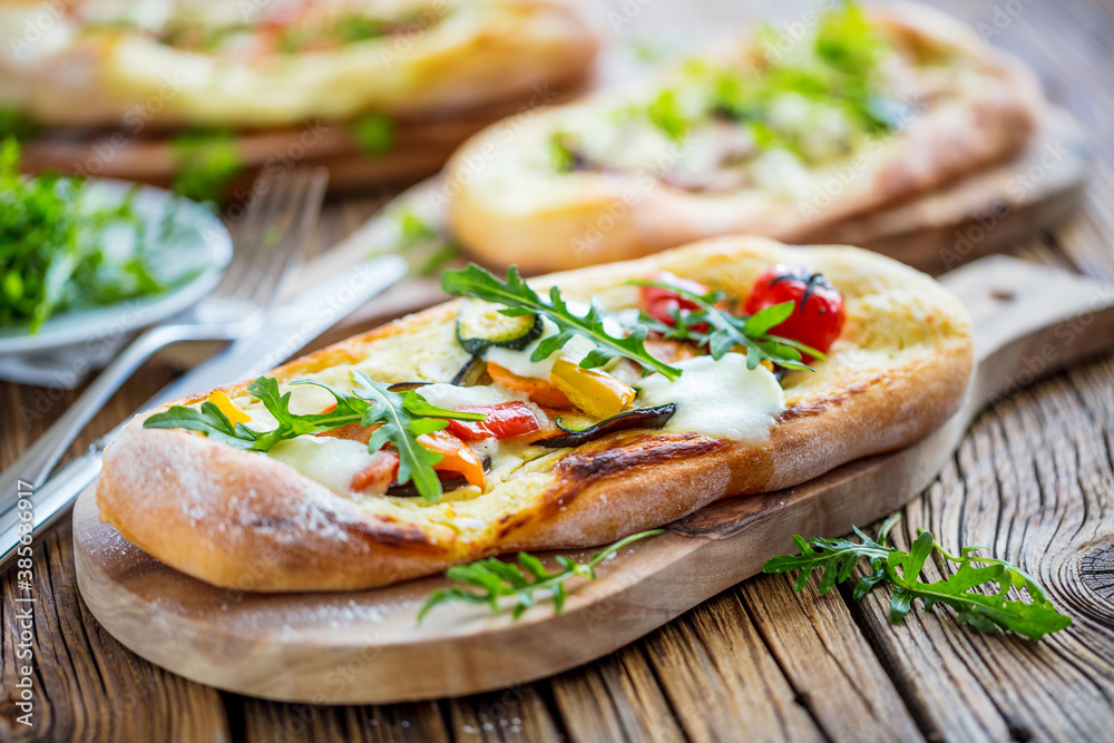 Frische Italienische Focaccia mit verschiedenen Gemüsen. Frische Italienische Focaccia mit verschiedenen Gemüsen.