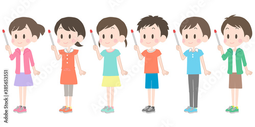 ポインターなどを持つ子供達