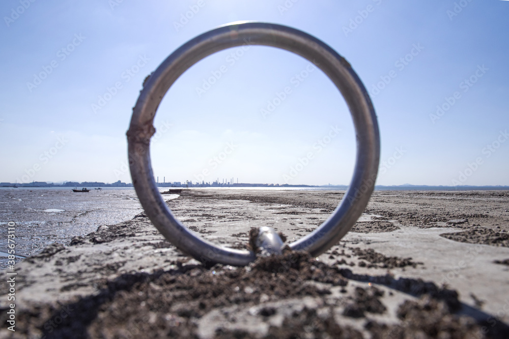 Fototapeta premium the landscape of seashore through the rounding ring.