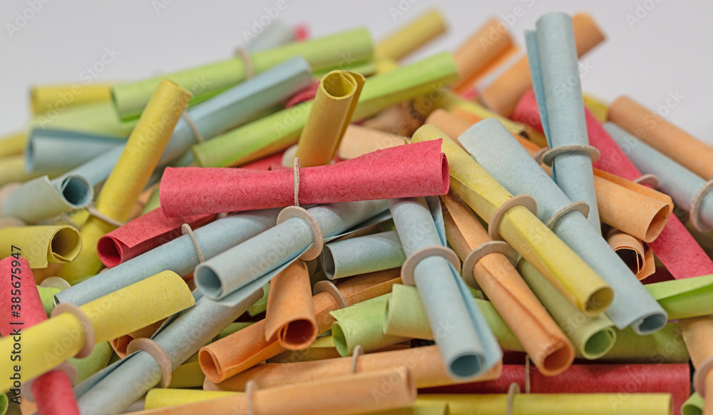 Viele bunte Lotterielose in einer Nahaufnahme Viele bunte Lotterielose in einer Nahaufnahme