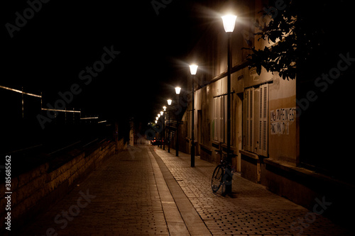 Canvas Print rue déserte à paris pendant le couvre feu