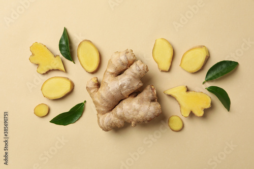 Photos Fresh ginger and leaves on beige background