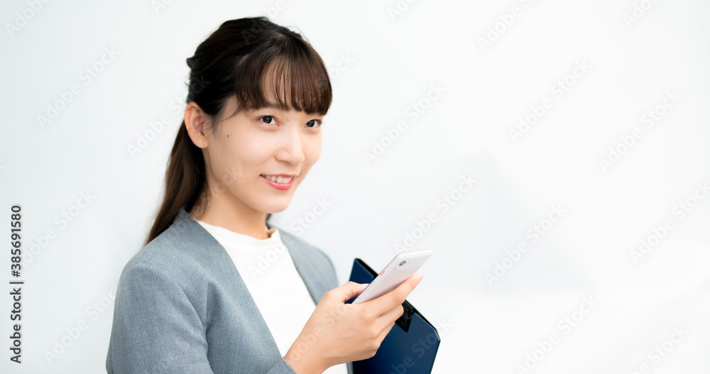 スマホを使う女性 スマホを使う女性