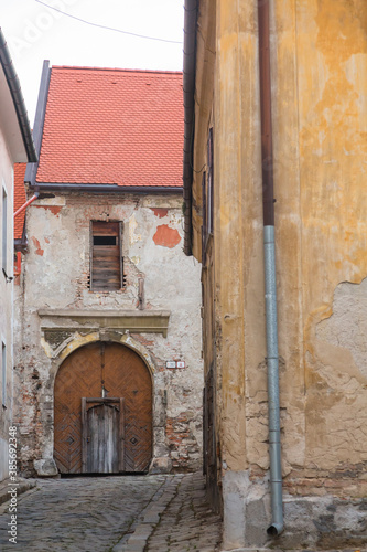 スロバキア　ブラチスラヴァの旧市街の路地裏 © pespiero