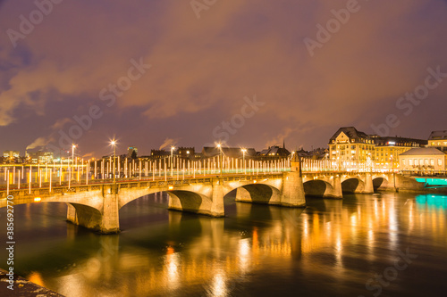 スイス　夜のバーゼルのミットラレ橋とライン川 © pespiero