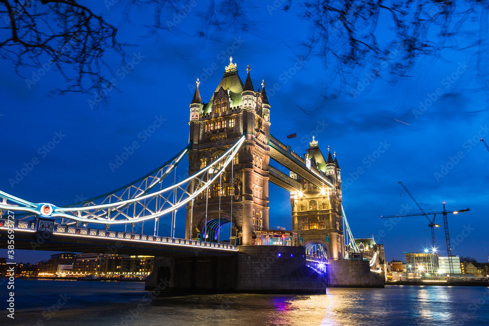 Obraz premium ライトアップされたロンドンのタワーブリッジ 