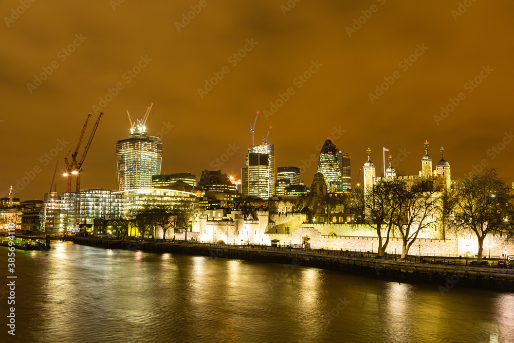 Obraz premium イギリス ロンドンのタワーブリッジからの夜景 