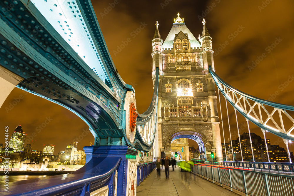 Obraz premium イギリス ライトアップされたロンドンのタワーブリッジ