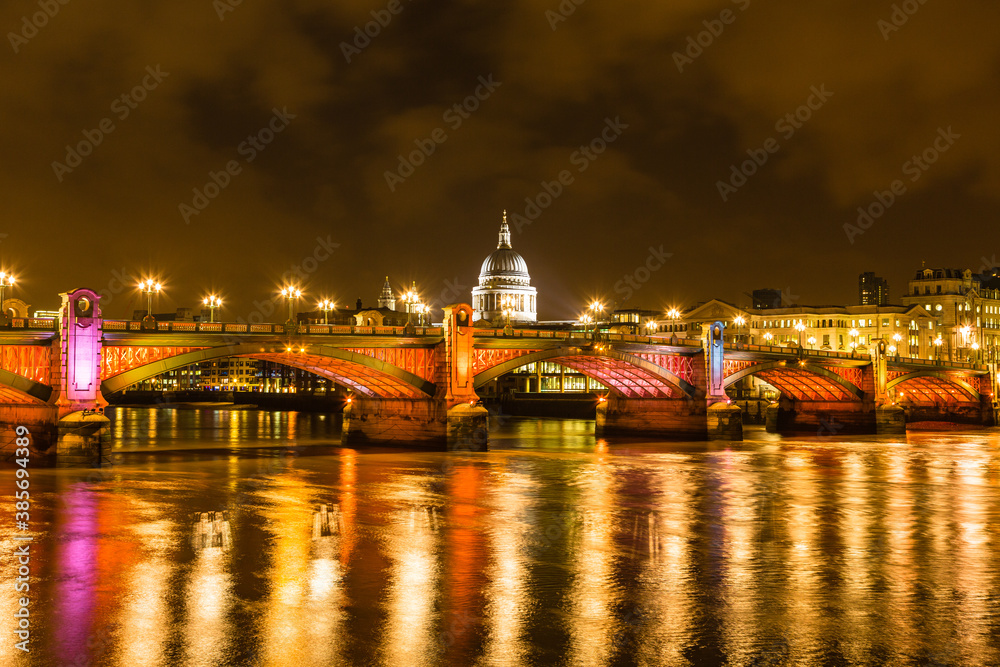 Fototapeta premium イギリス ライトアップされたロンドンのサザーク橋