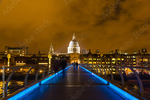 イギリス ロンドンのライトアップされたセント・ポール大聖堂とミレニアム・ブリッジ