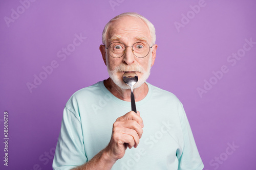 Fényképezés Careless funny dream old man hold spoon in mouth joking while waiting for delici