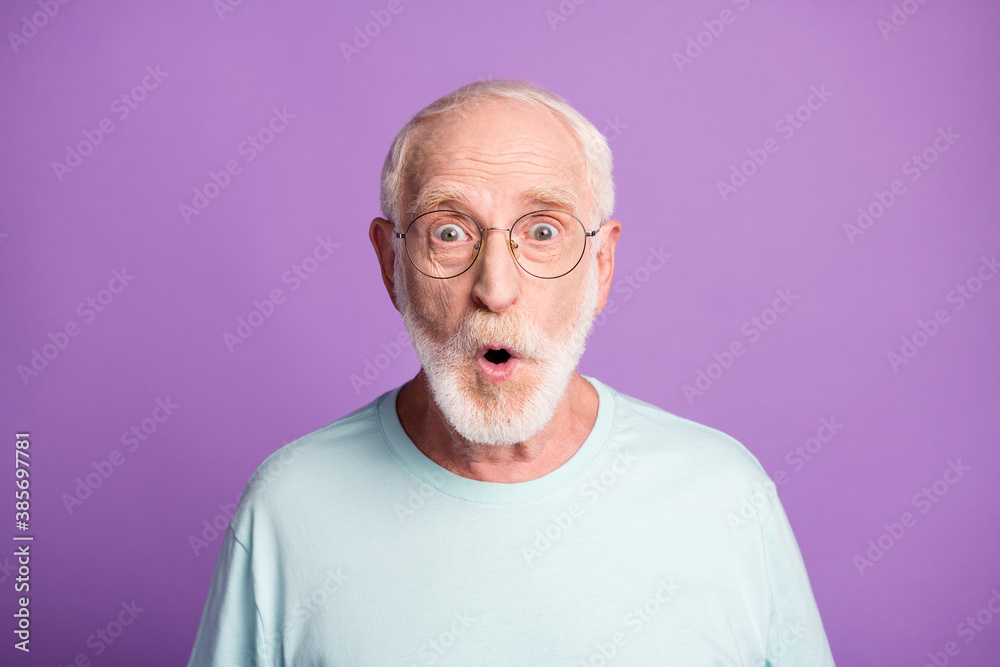 Obraz premium Portrait of shocked old man wear casual cloth eyeglasses open mouth isolated on purple color background