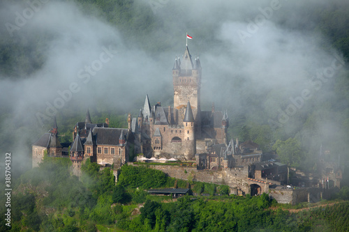 Rheinland-Pfalz, Cochem an der Mosel, Reichsburg im Nebel.