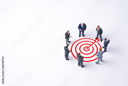 Cuadro en lienzo Concentrate setup objectives target and business goal ,Manager miniature figures standing and see in virtual red arrow and dartboard which print screen on white background