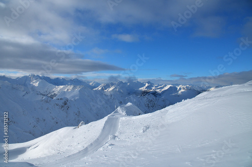 Eine Winterwanderung am Nebelhorn bei Oberstdorf mit Panorama Blick © Fotolla