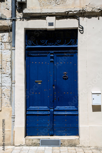 altes haus mit alter blauer tür