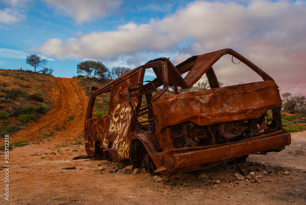 altes ausgebranntes auto im outback australien