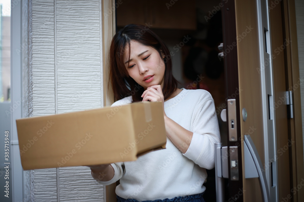 Naklejka premium 身に覚えのない宅配物が届いた女性