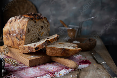  Fresh sliced ​​bread on a wooden table