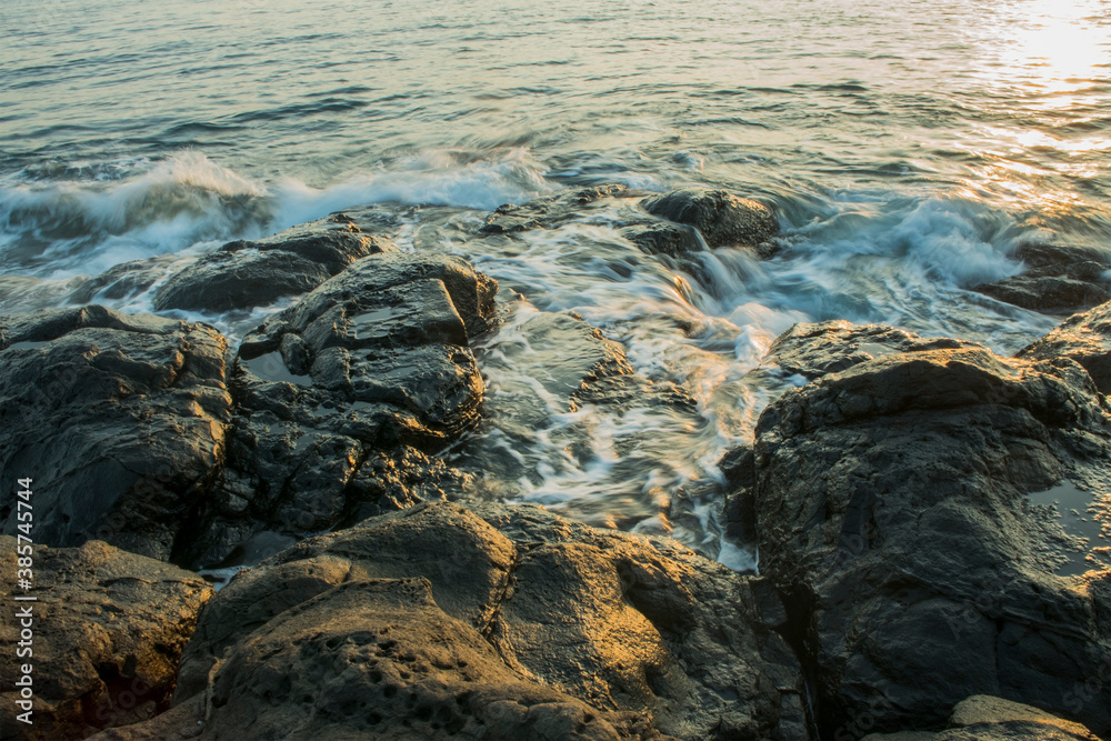 Naklejka premium when wave beats on rocks