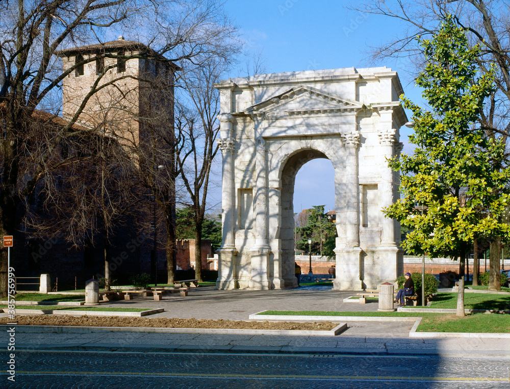Fototapeta premium Verona Veneto..Arco dei Gavi I° secolo e torre di Castelvecchio