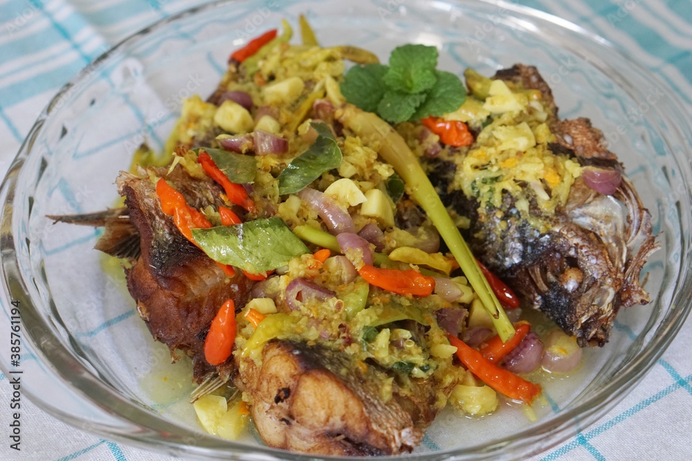 Sauteed yellow fish with yellow spices.