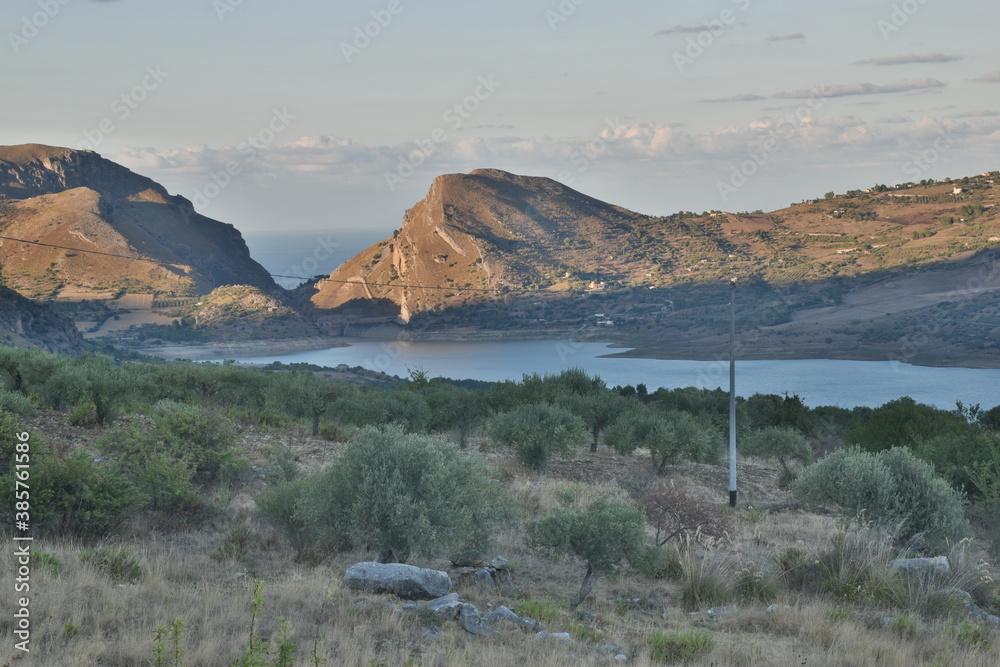 Fotka „Diga Rosamarina, il più grande invaso artificiale della Sicilia, costruita sul fiume S