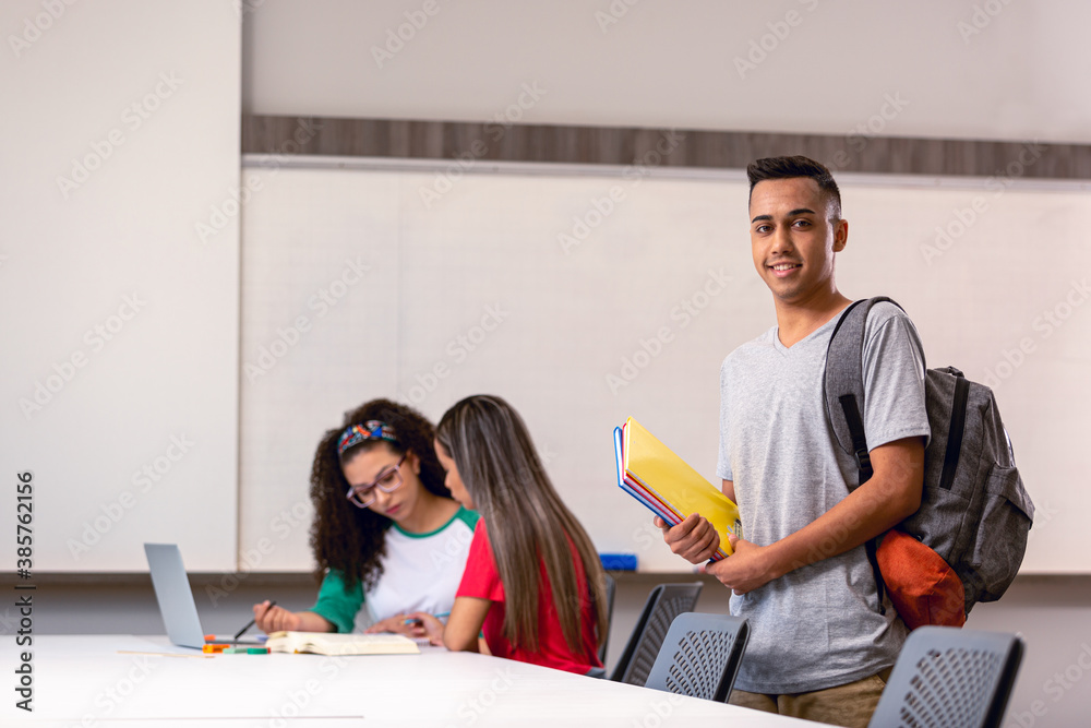 Alunos em sala de aula com quadro branco. foto de Stock | Adobe Stock