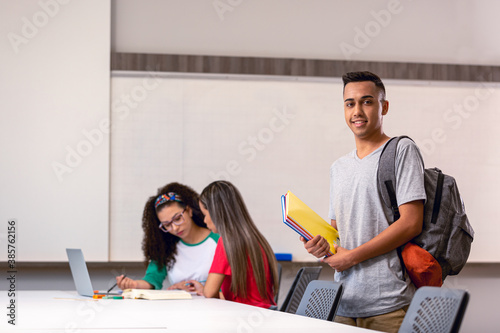 Alunos em sala de aula com quadro branco. photo