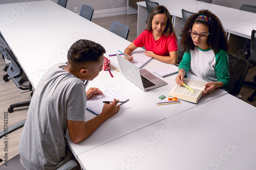 Grupo de estudantes em sala de aula vistos de cima. photo