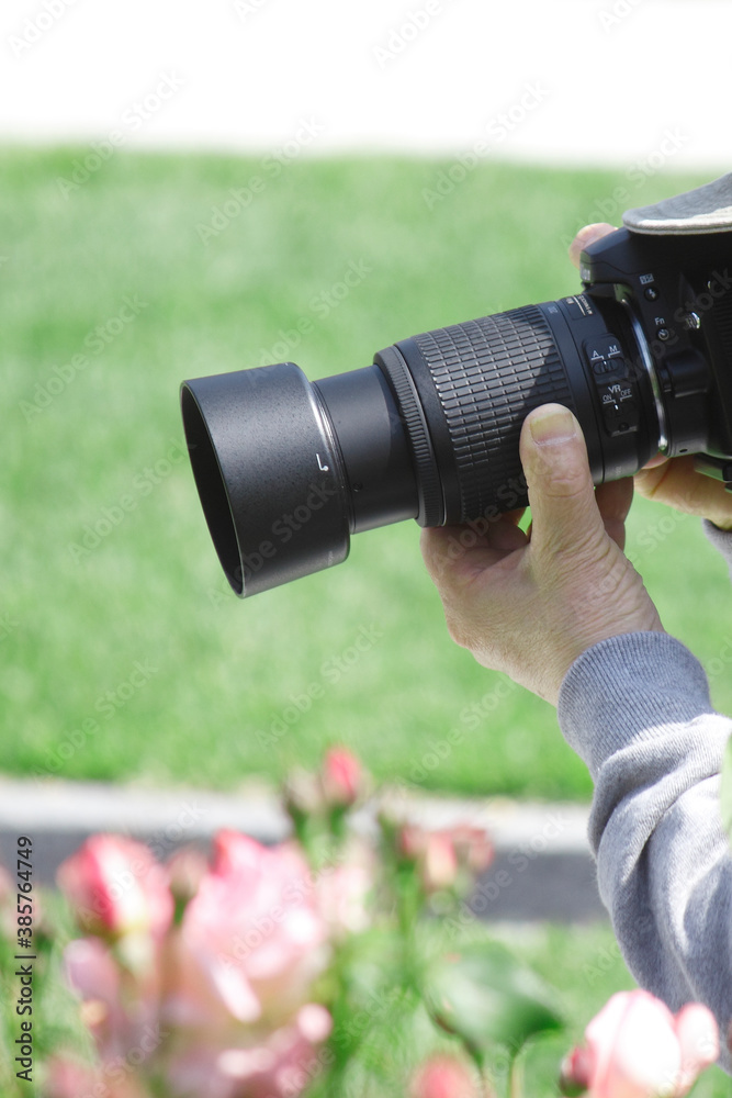 Fototapeta premium 公園で写真を撮る人