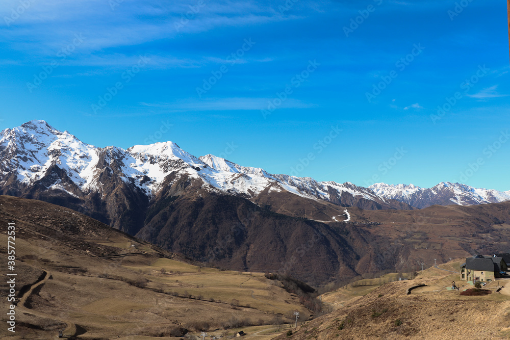 Occitanie - Hautes-Pyrénées - Peyragudes - Vue sur VBal Louron et les montagnes enneigées au printemps