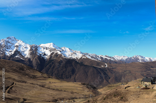Occitanie - Hautes-Pyrénées - Peyragudes - Vue sur VBal Louron et les montagnes enneigées au printemps © Marytog