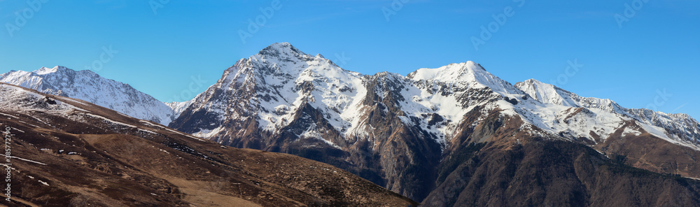 Hautes-Pyrénées - Peyragudes - Panorama sur les montagne enneigées et sur Val Louron