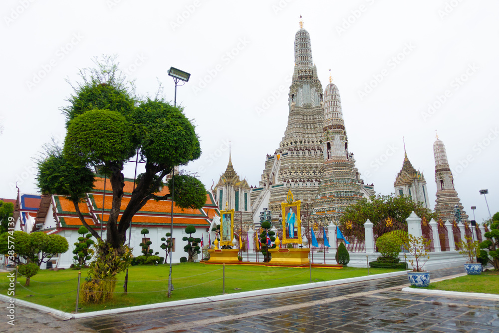 Naklejka premium Wat Arun Ratchawaram Ratchaworamawihan , Bankok ,Thailand