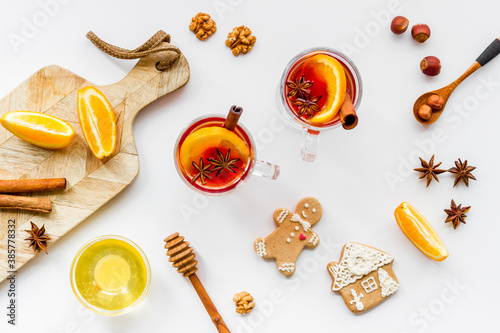 Tableau sur toile Flay lay of Christmas hot mulled wine with cinnamon and spices