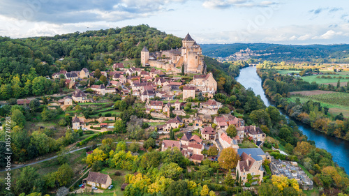 Tapety artystyczne aerial view of castelnaud la chapelle town, France