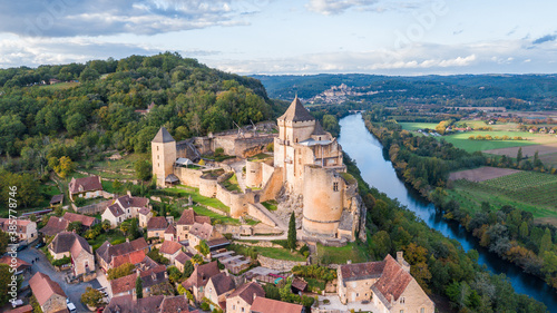 Tapety artystyczne aerial view of castelnaud la chapelle town, France