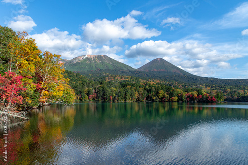 北海道の秋の風景 オンネトーの紅葉