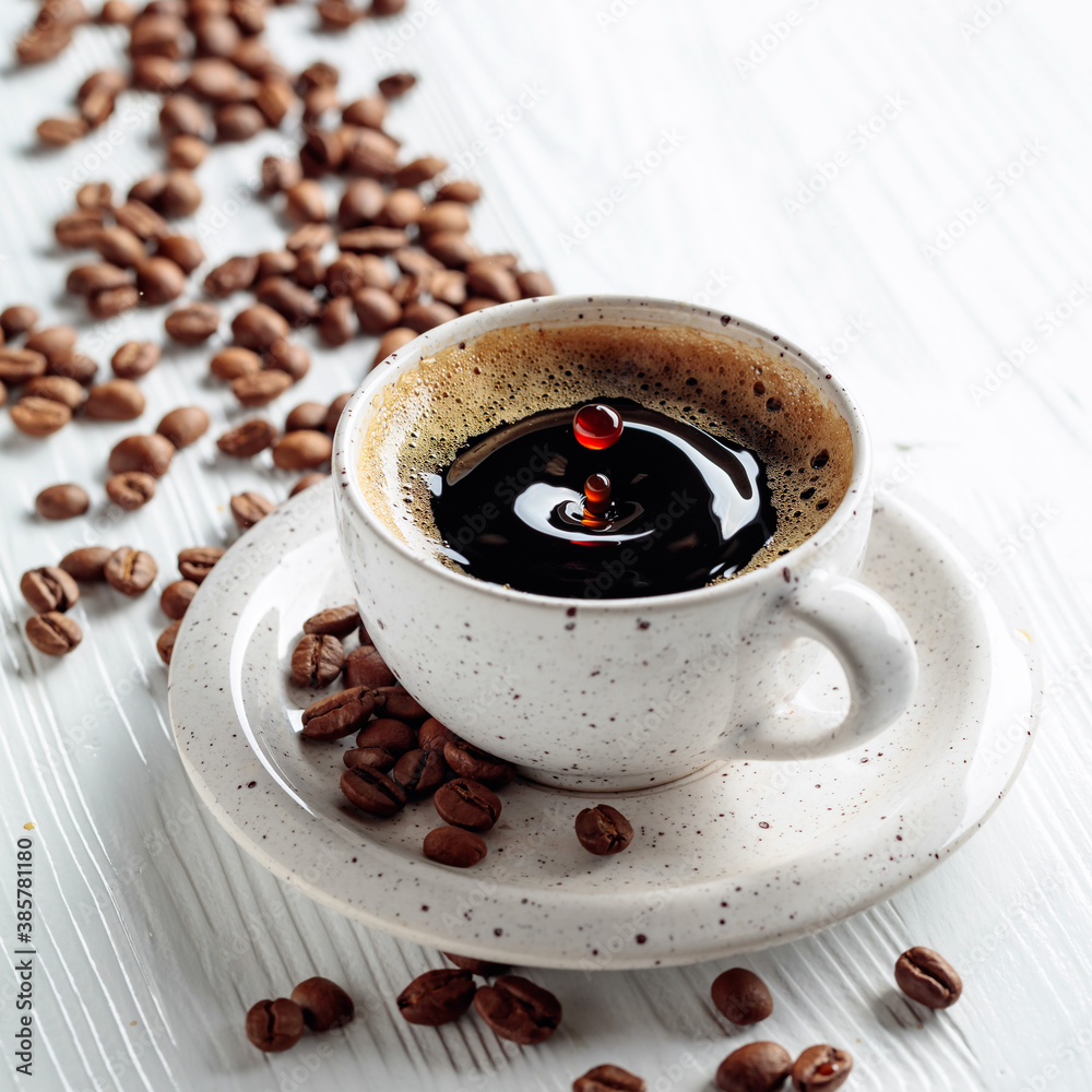 Black coffee and coffee beans on a white wooden table. - obrazy, fototapety, plakaty 