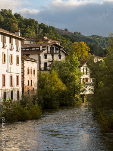 Pueblo junto al rio