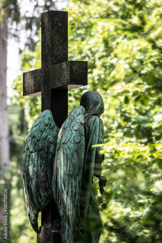 Engel an einem Kreuz, Grabmal auf dem Melaten Friedhof,Köln, Nordrhein-Westfalen, Deutschland