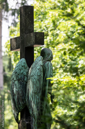 Engel an einem Kreuz, Grabmal auf dem Melaten Friedhof,Köln, Nordrhein-Westfalen, Deutschland