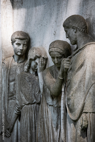 trauernde familie als Figuren auf einem Grab auf dem Melaten Friedhof,Köln, Nordrhein-Westfalen, Deutschland